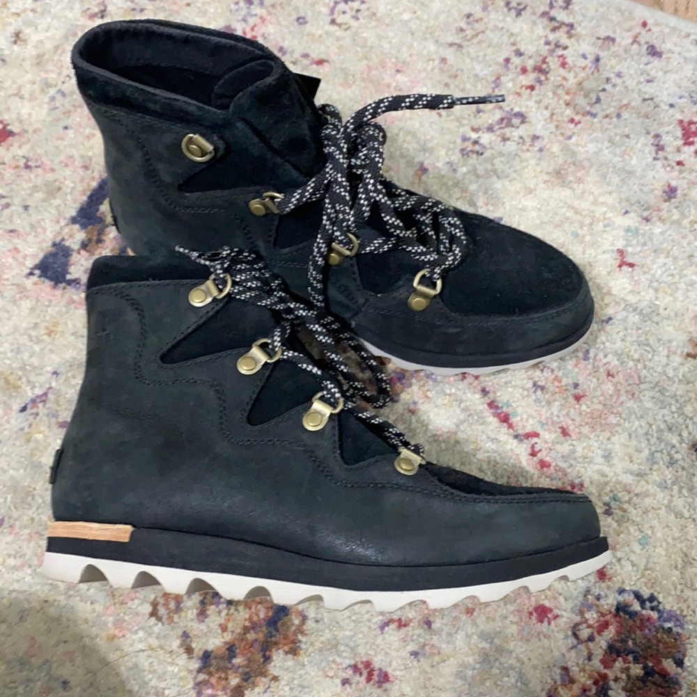 Sorel women’s lace up shoes boots size 6